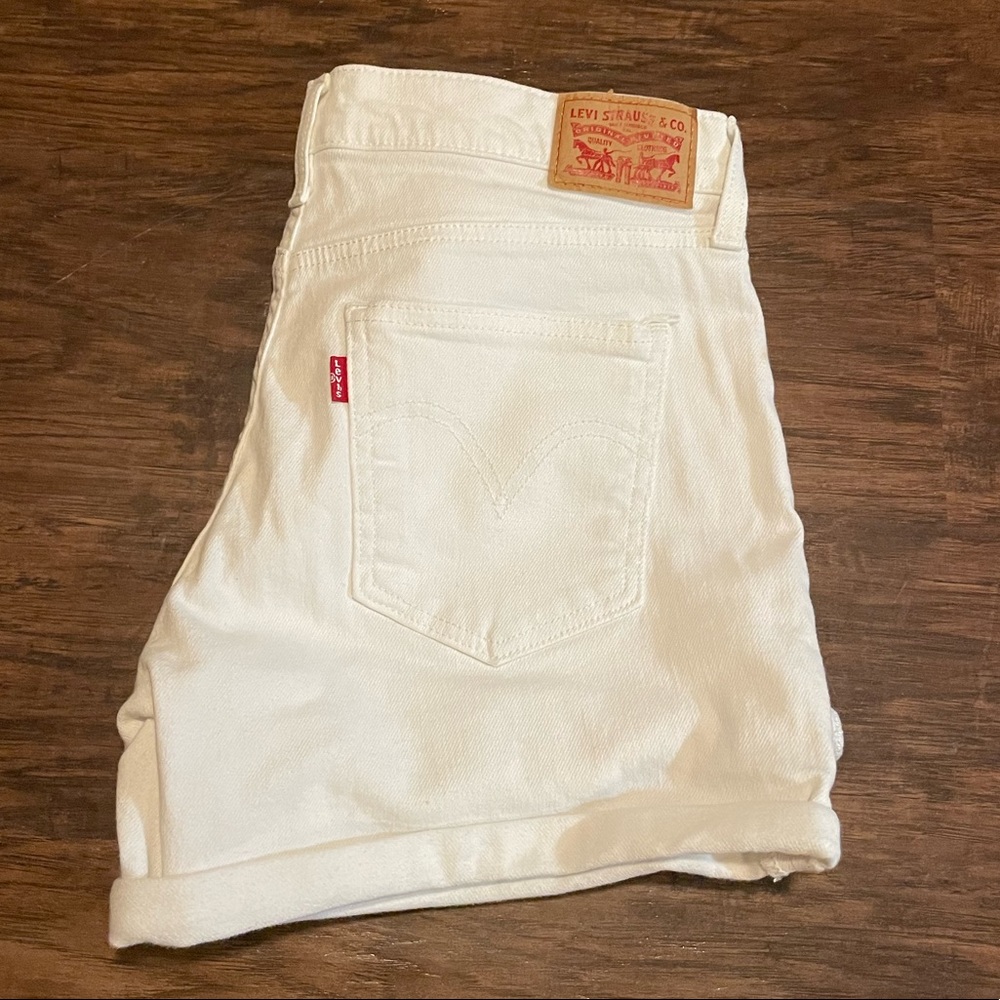 Levi’s Highwaisted shorts.